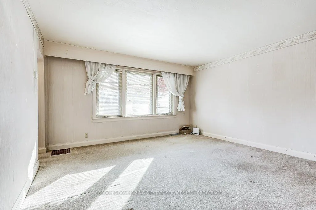 Photo 12 of 402 Division Street, Oshawa, O'Neill — HOMEH