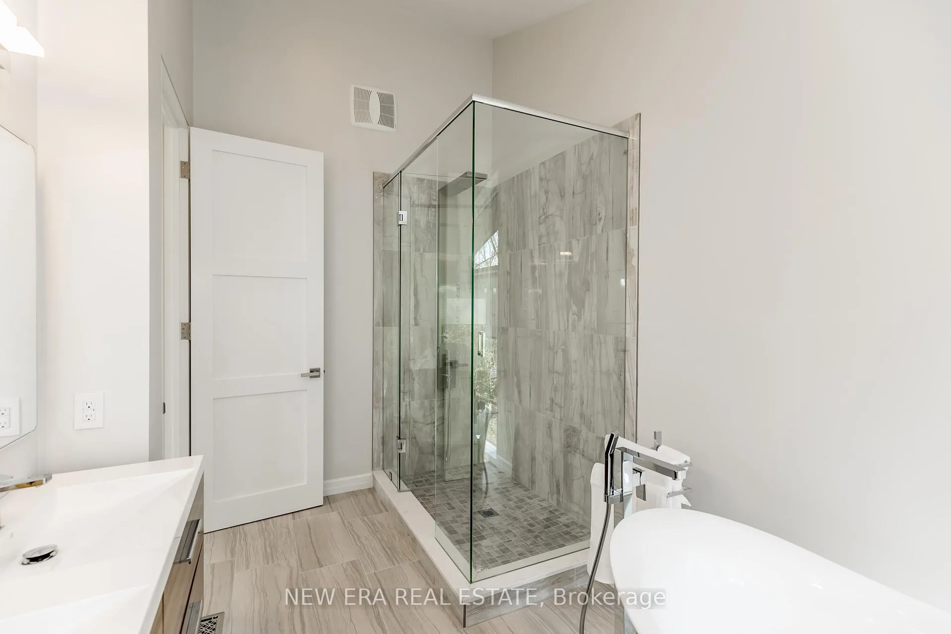 Photo 7 of 767 Cedarvale Drive, Innisfil, Rural Innisfil — HOMEH
