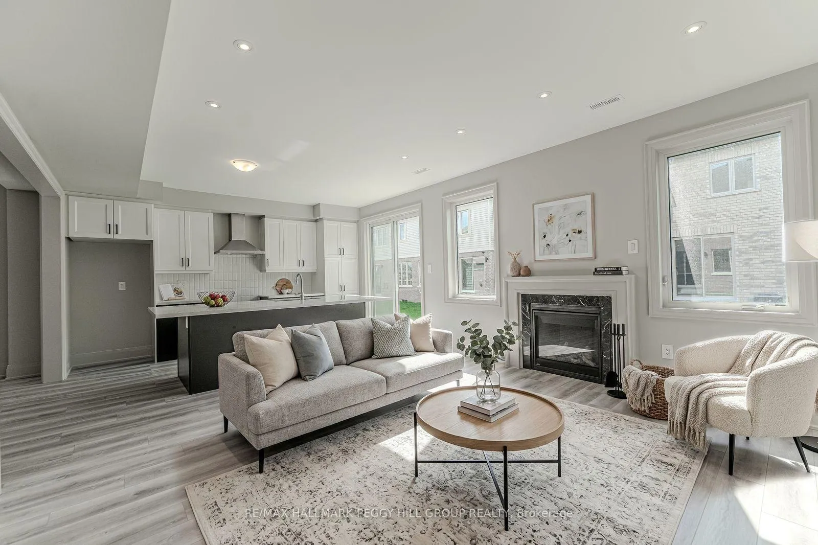 Photo 2 of 5 Amsterdam Drive, Barrie, Innis-Shore — HOMEH