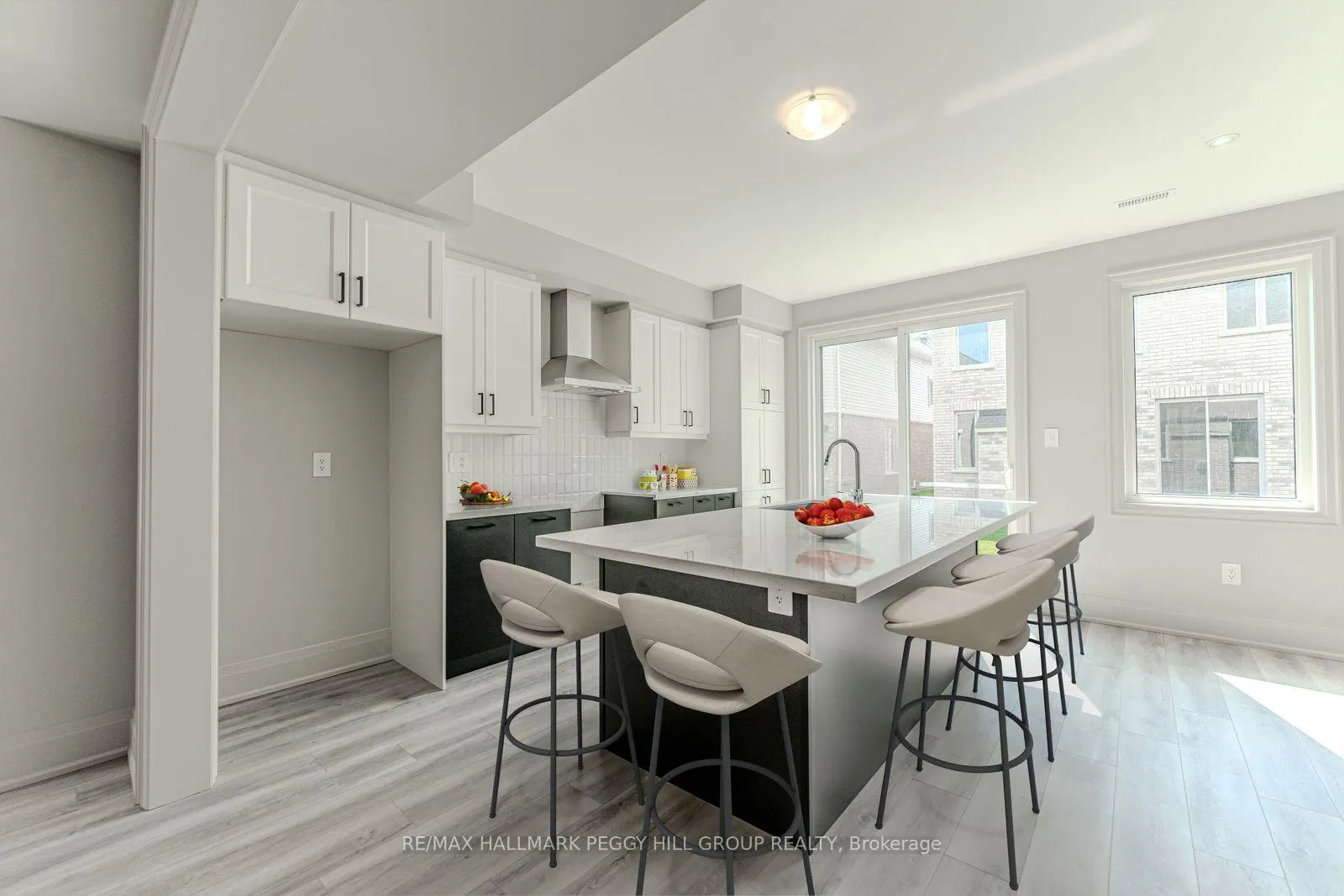 Photo 3 of 5 Amsterdam Drive, Barrie, Innis-Shore — HOMEH