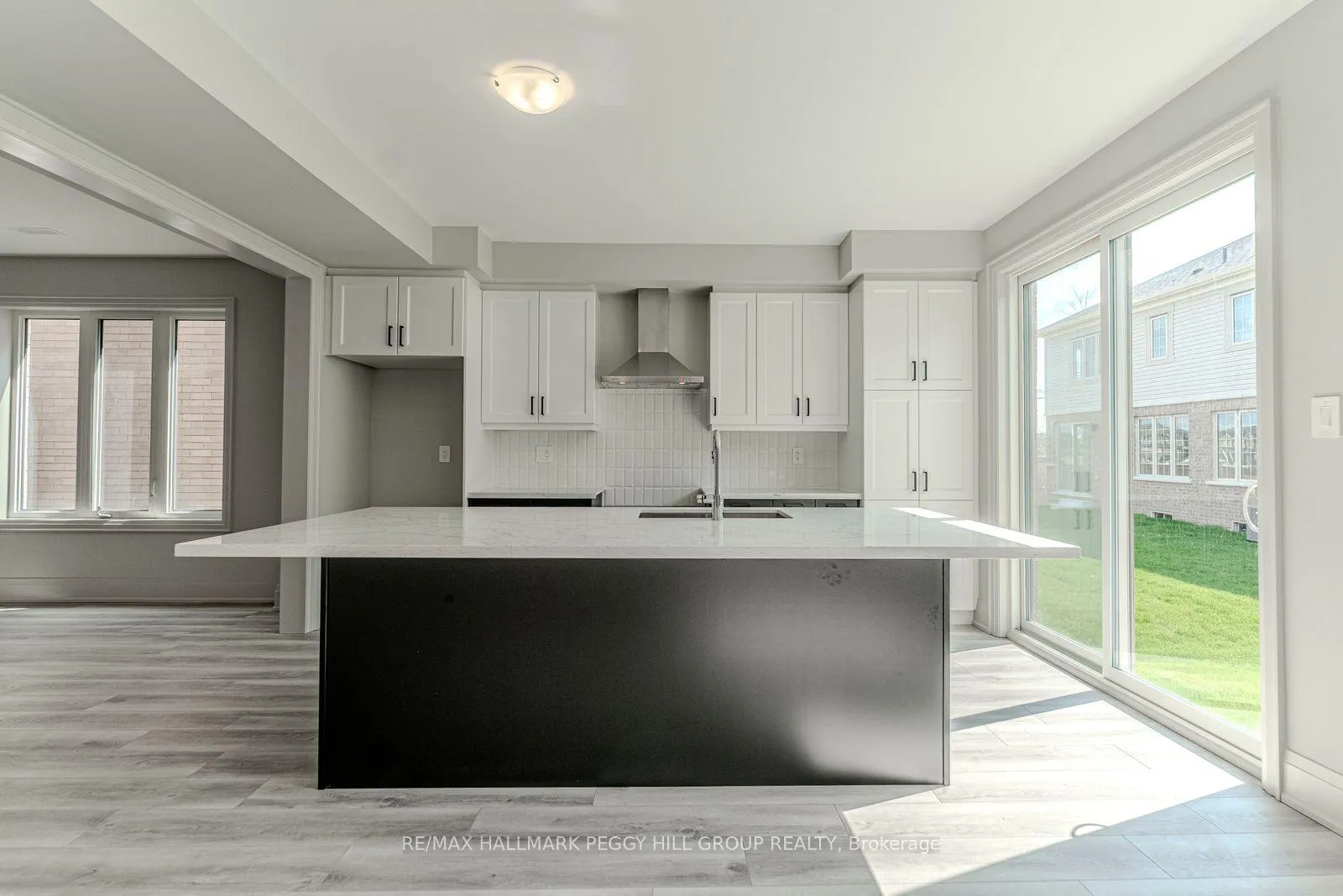 Photo 4 of 5 Amsterdam Drive, Barrie, Innis-Shore — HOMEH