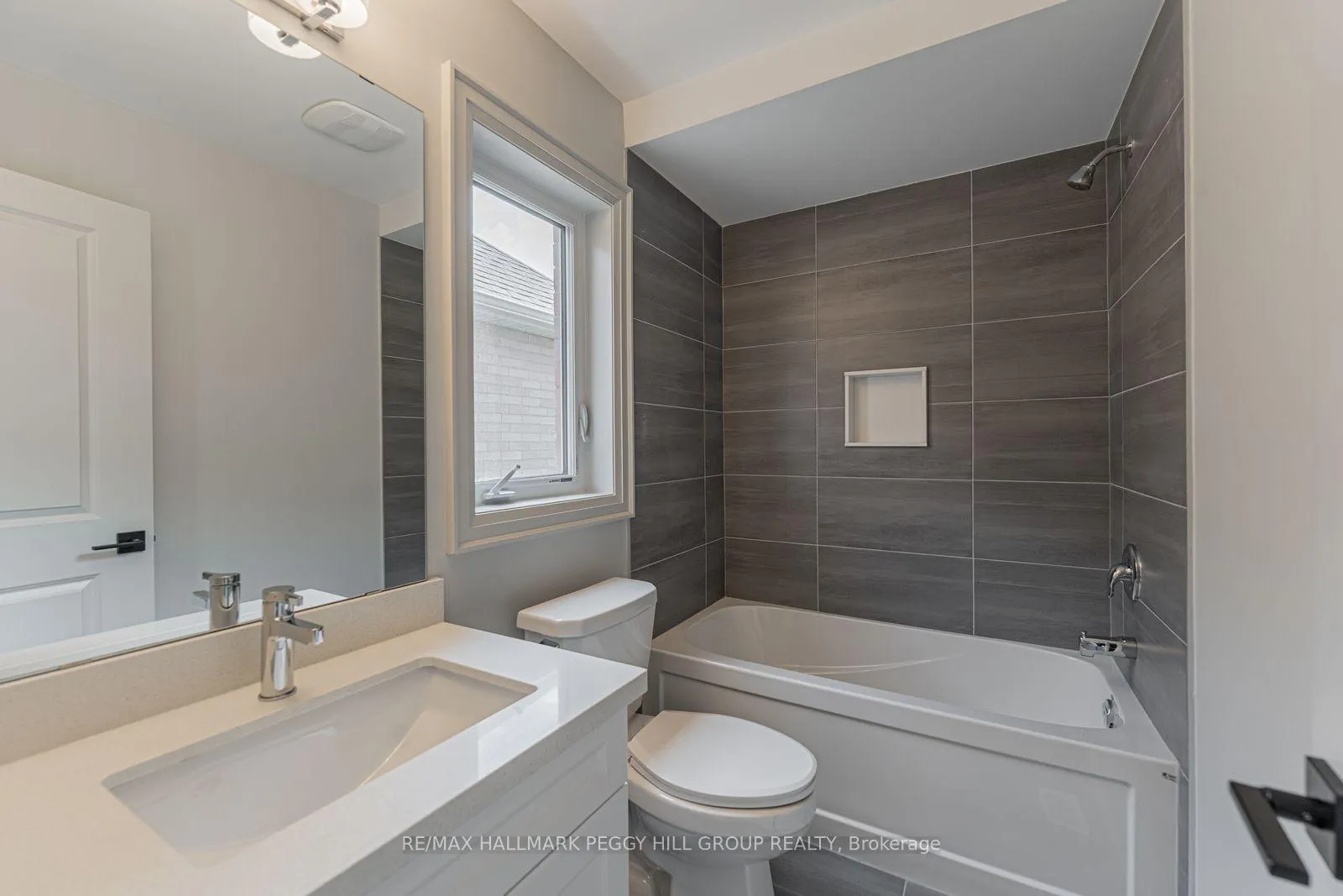 Photo 12 of 5 Amsterdam Drive, Barrie, Innis-Shore — HOMEH