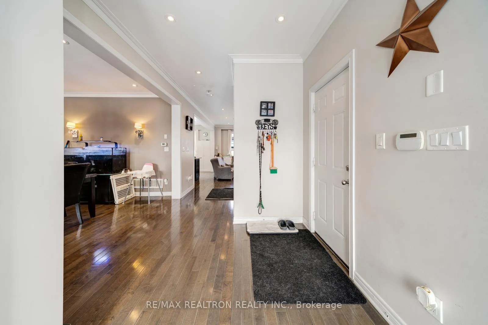 Photo 4 of 22 Northern Dancer Drive, Oshawa, Windfields — HOMEH