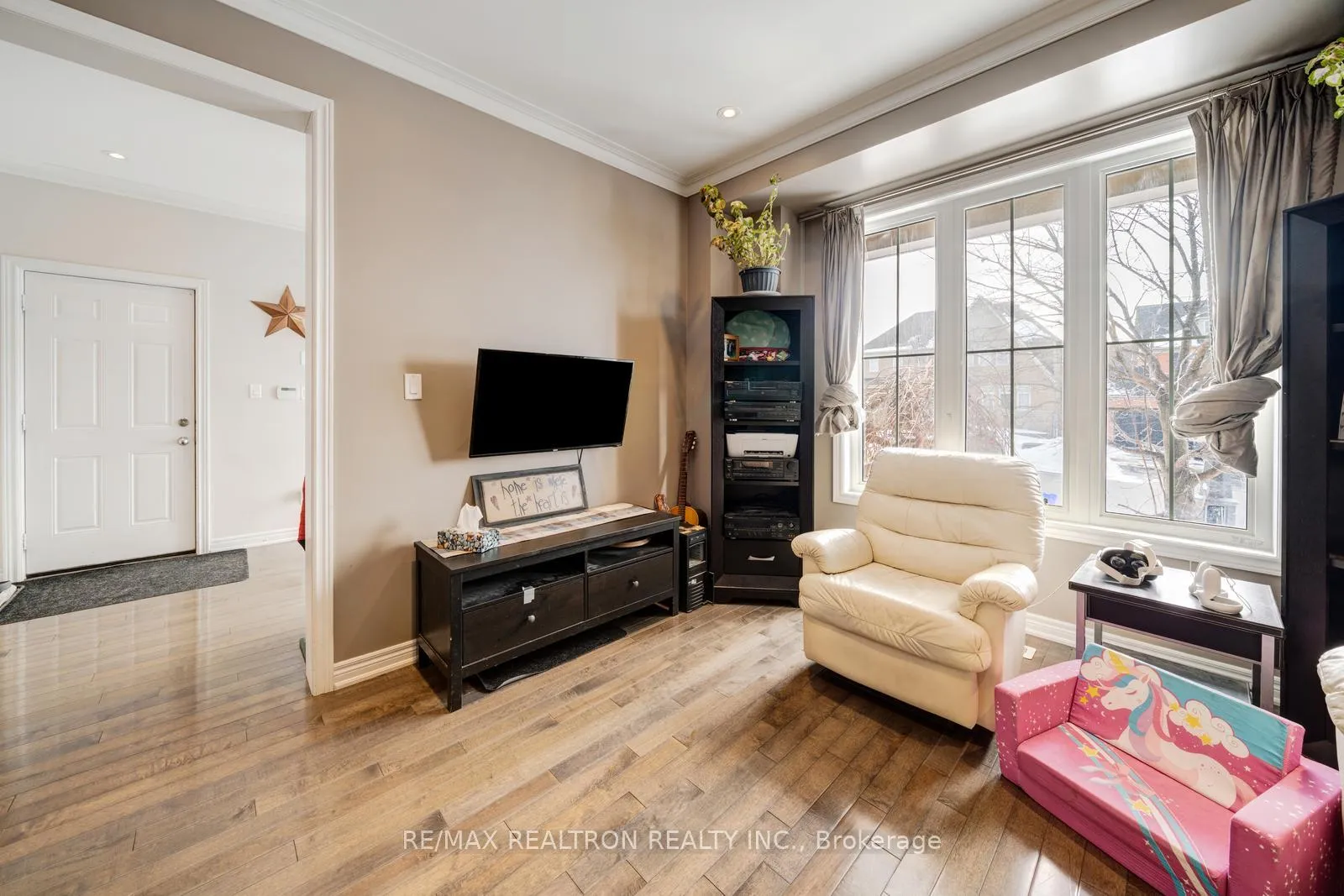 Photo 8 of 22 Northern Dancer Drive, Oshawa, Windfields — HOMEH