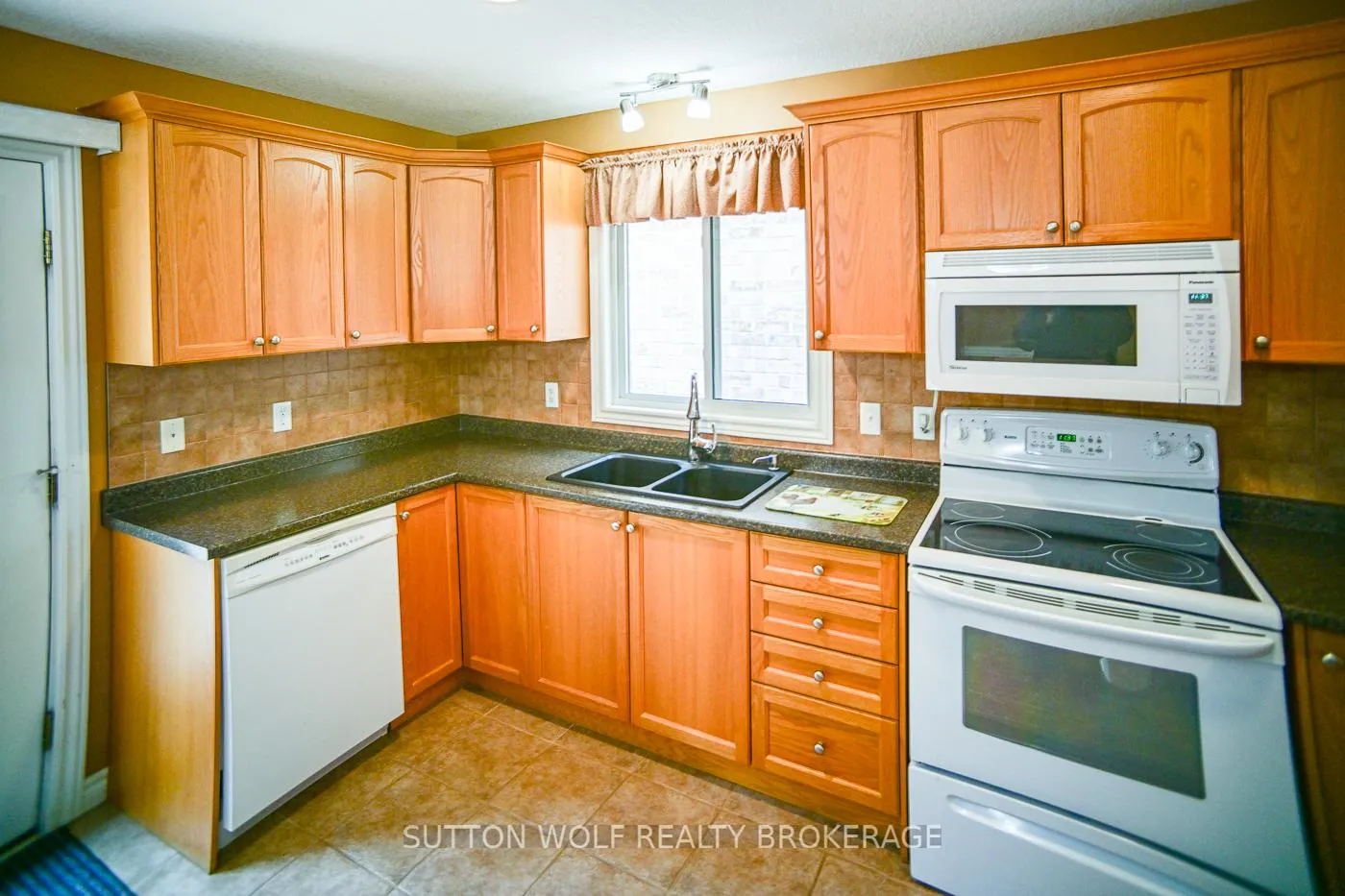 Photo 16 of Unit 7, 375 Scott Street E, Strathroy-Caradoc, SE — HOMEH