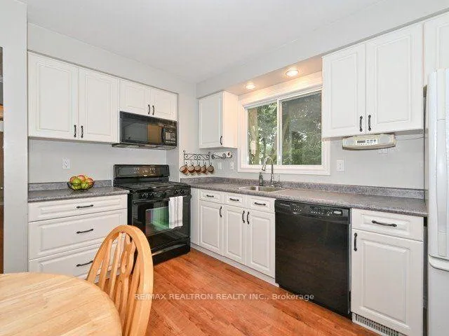 Photo 6 of 22 Sir Bedevere Place, Markham, Markham Village — HOMEH