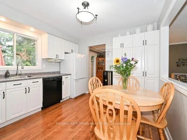 Photo 7 of 22 Sir Bedevere Place, Markham, Markham Village — HOMEH