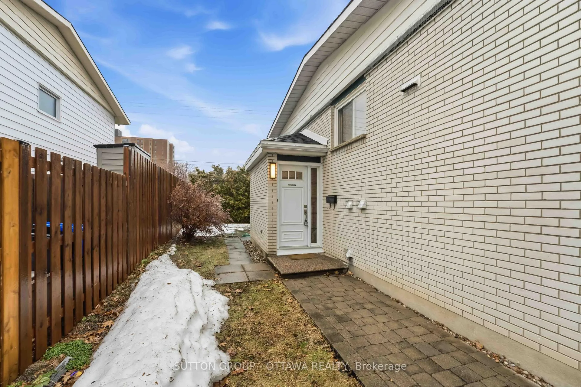 Photo 3 of 43 Southview Crescent, Ottawa, Borden Farm/Stewart Farm/Carleton Heights/Parkwood Hills — HOMEH
