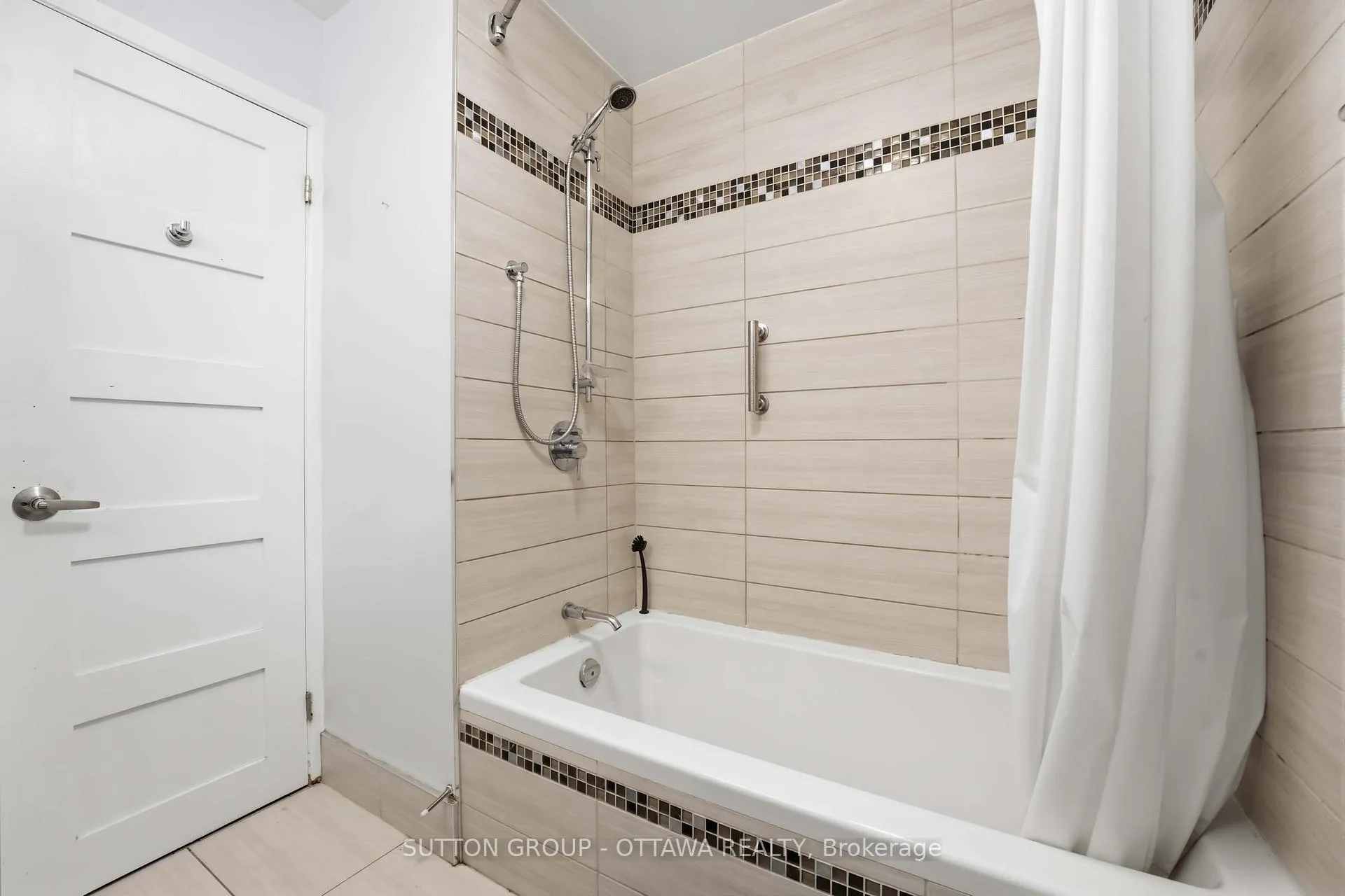 Photo 22 of 43 Southview Crescent, Ottawa, Borden Farm/Stewart Farm/Carleton Heights/Parkwood Hills — HOMEH