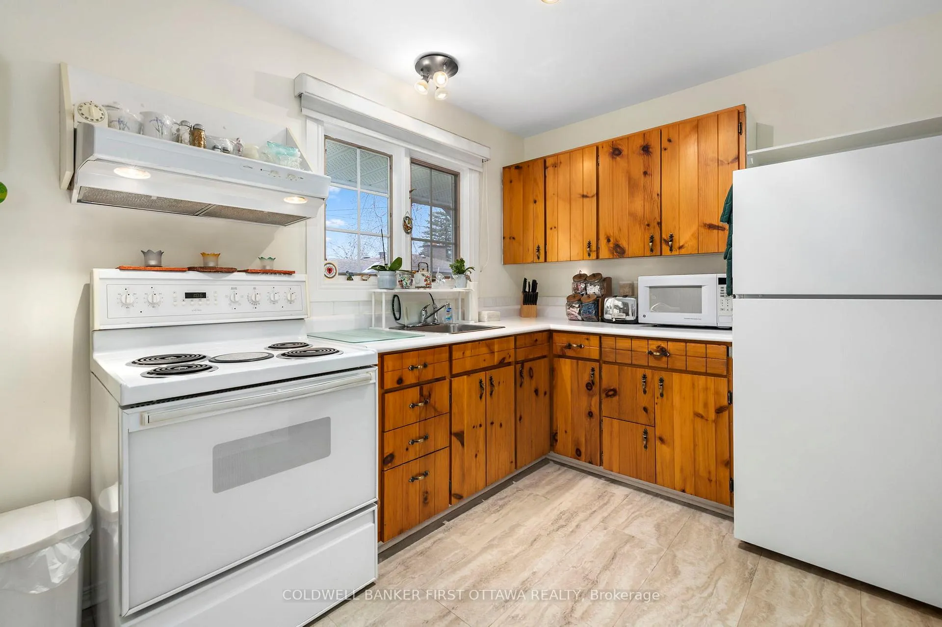 Photo 12 of 16 Sycamore Drive, Ottawa, Arbeatha Park — HOMEH