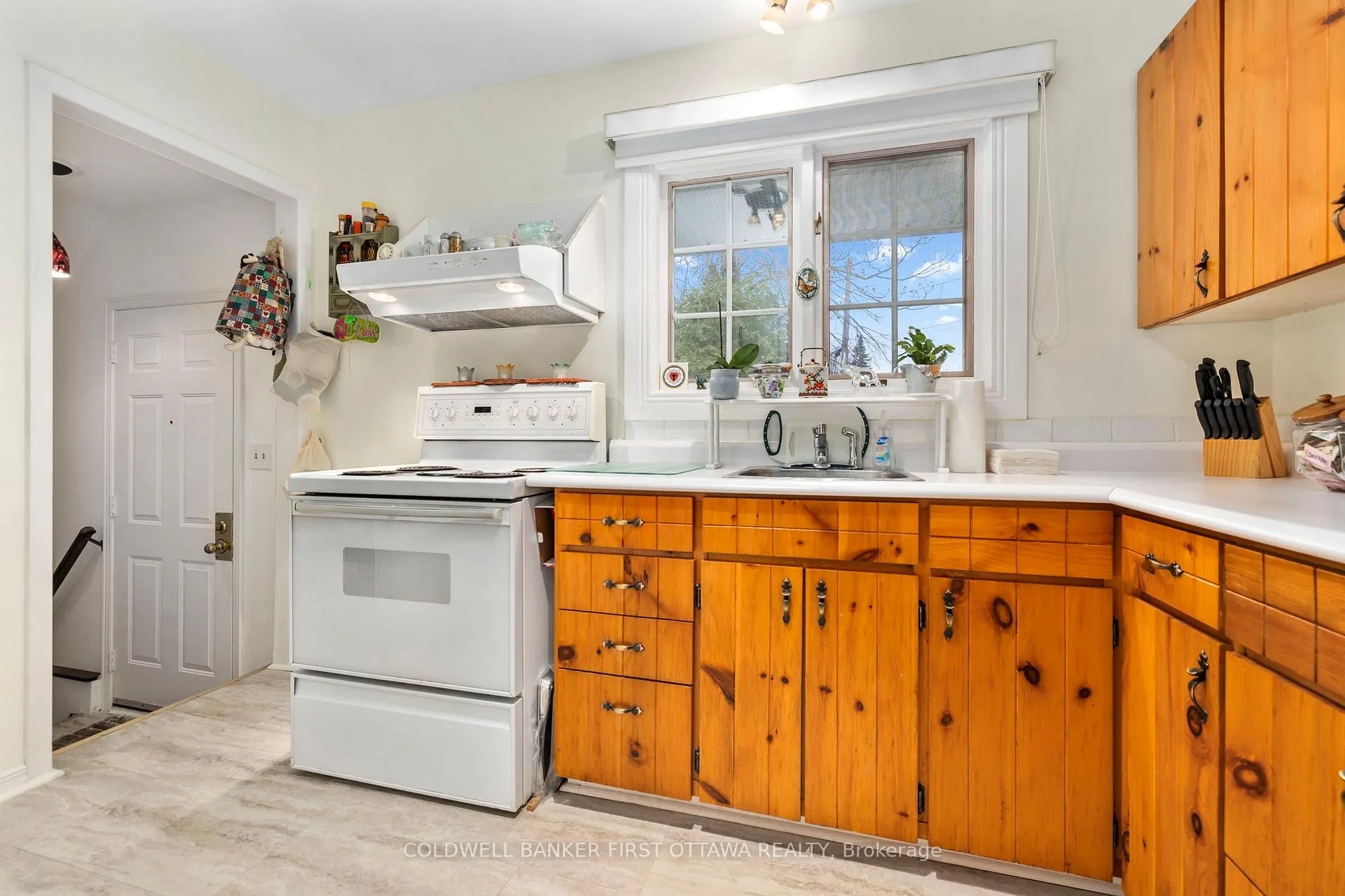 Photo 13 of 16 Sycamore Drive, Ottawa, Arbeatha Park — HOMEH