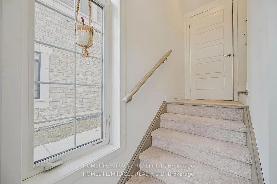 Photo 7 of 17 Selfridge Way, Whitby, Downtown Whitby — HOMEH