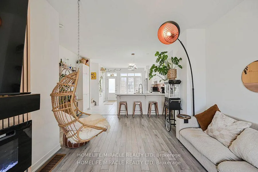 Photo 12 of 17 Selfridge Way, Whitby, Downtown Whitby — HOMEH