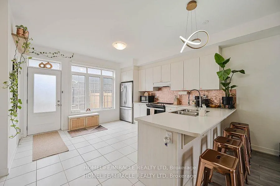 Photo 14 of 17 Selfridge Way, Whitby, Downtown Whitby — HOMEH