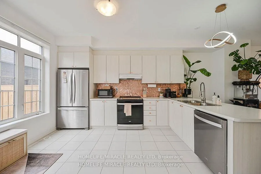 Photo 15 of 17 Selfridge Way, Whitby, Downtown Whitby — HOMEH