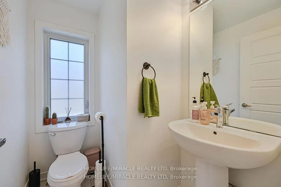Photo 16 of 17 Selfridge Way, Whitby, Downtown Whitby — HOMEH