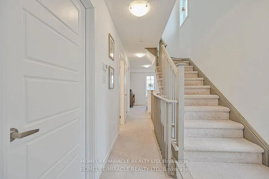 Photo 18 of 17 Selfridge Way, Whitby, Downtown Whitby — HOMEH