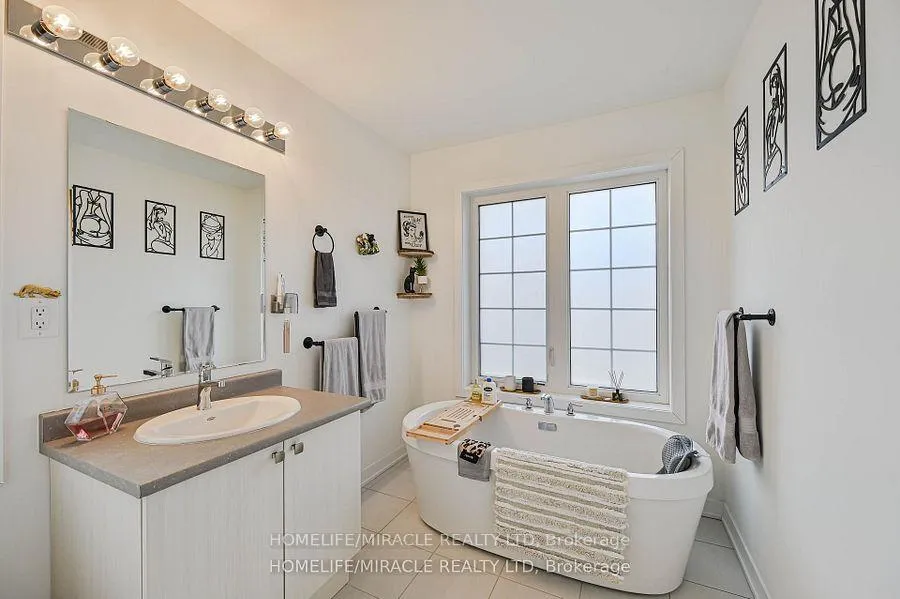 Photo 33 of 17 Selfridge Way, Whitby, Downtown Whitby — HOMEH