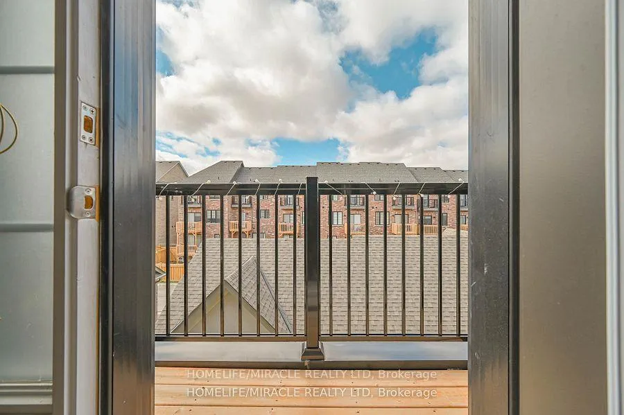 Photo 35 of 17 Selfridge Way, Whitby, Downtown Whitby — HOMEH