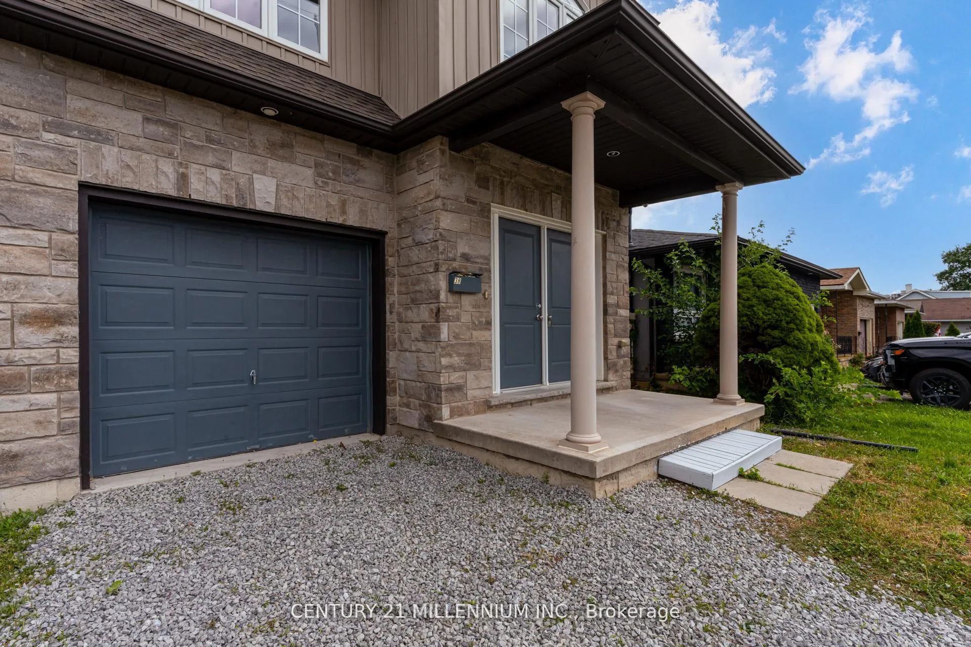 Photo 3 of 38 Kent Street, St. Catharines, Western Hill — HOMEH
