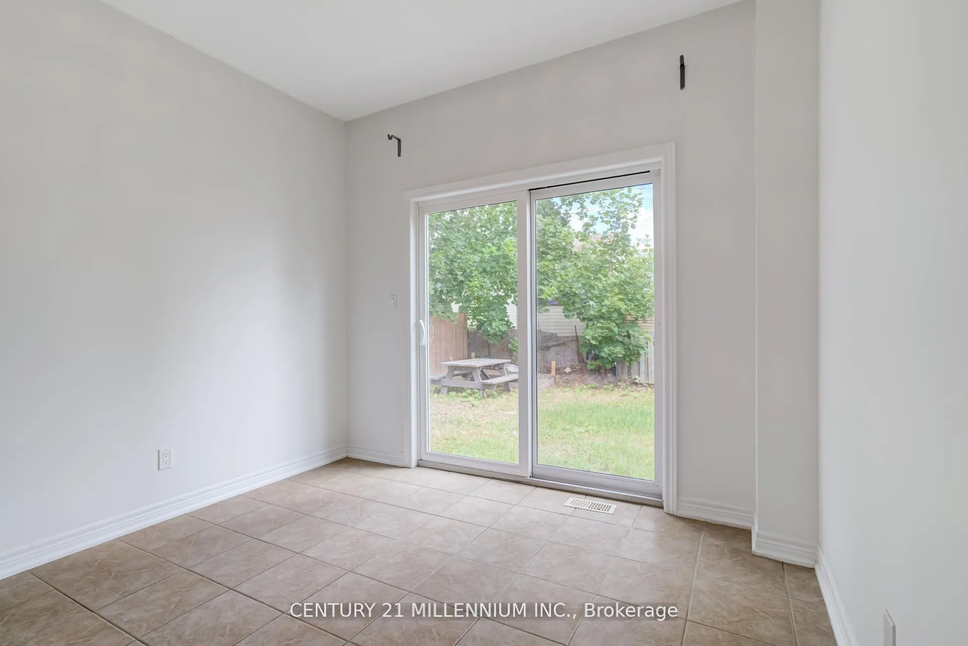 Photo 14 of 38 Kent Street, St. Catharines, Western Hill — HOMEH