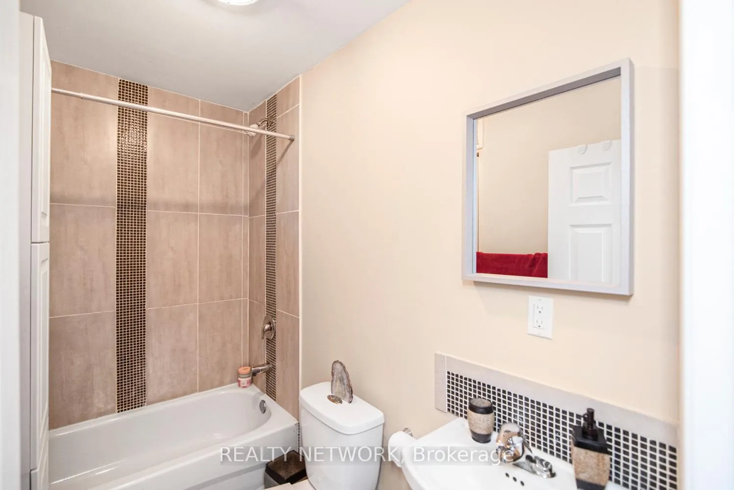 Photo 23 of 30 Mcalpine Avenue S, Welland, Lincoln/Crowland — HOMEH