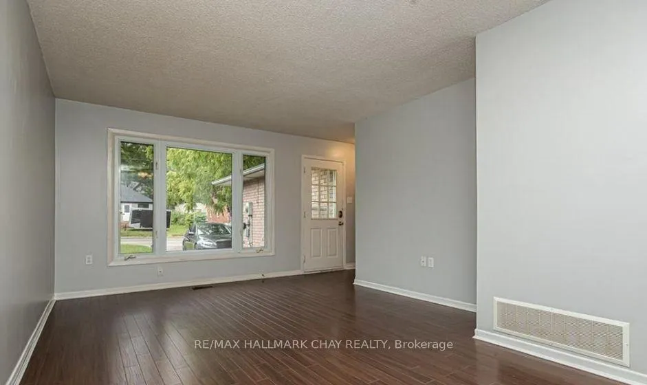 Photo 4 of Unit main floor, 33 B Grove Street E, Barrie, Wellington — HOMEH