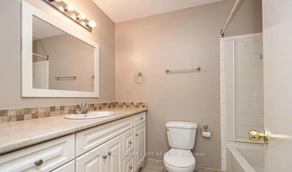 Photo 11 of Unit main floor, 33 B Grove Street E, Barrie, Wellington — HOMEH