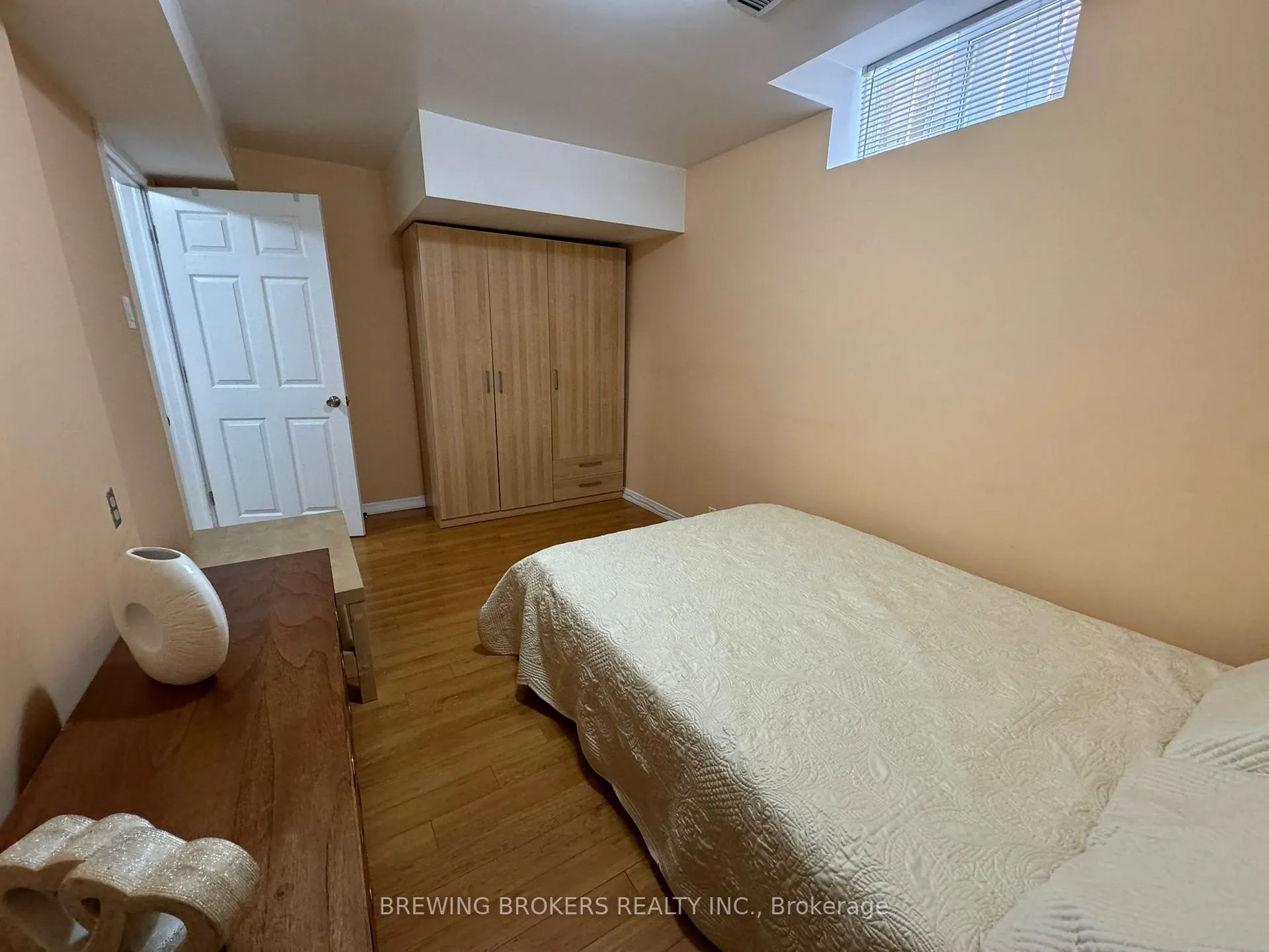 Photo 4 of 42 Keefer Court, Vaughan, Brownridge — HOMEH