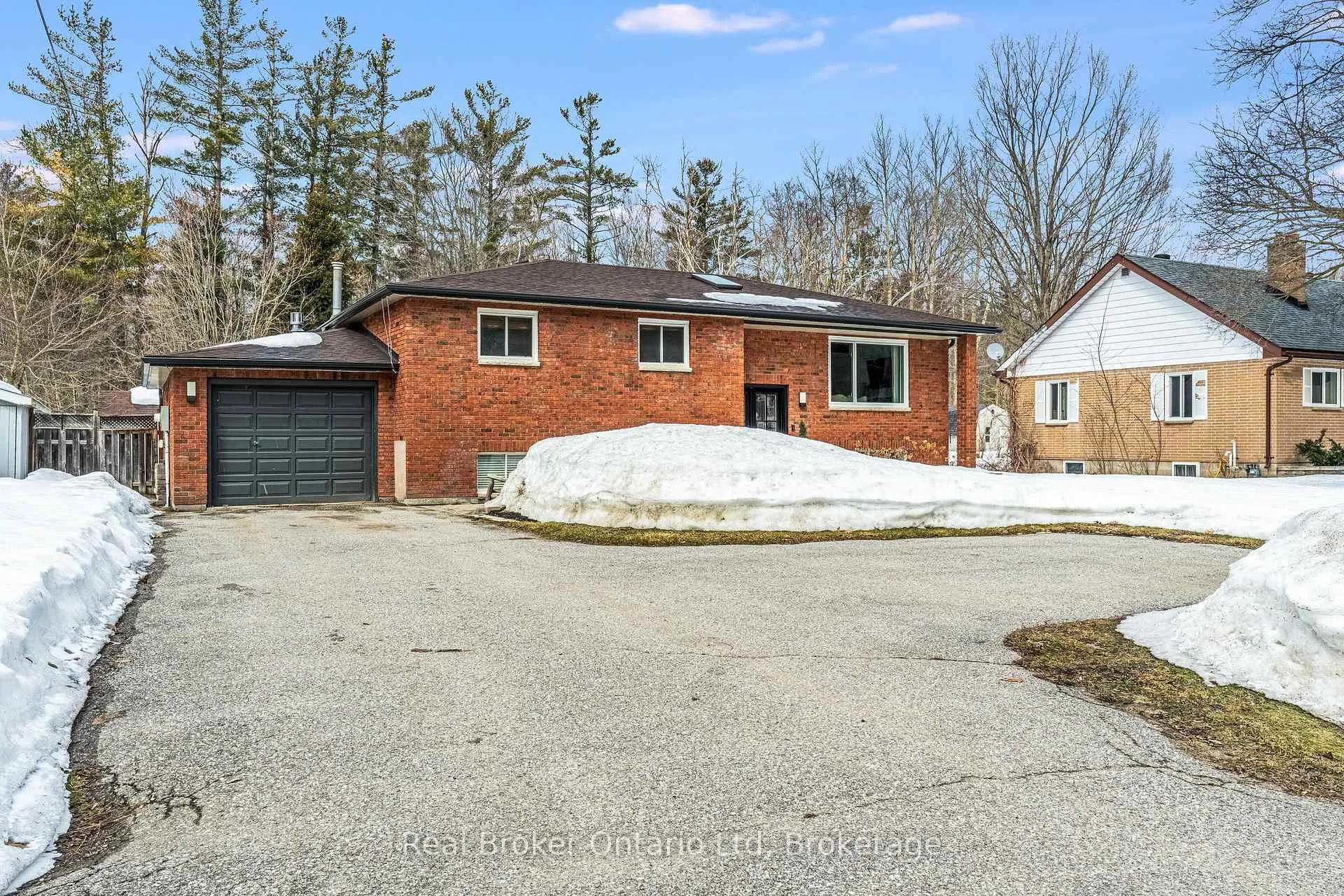 Front of 3922 Horseshoe Valley Road W