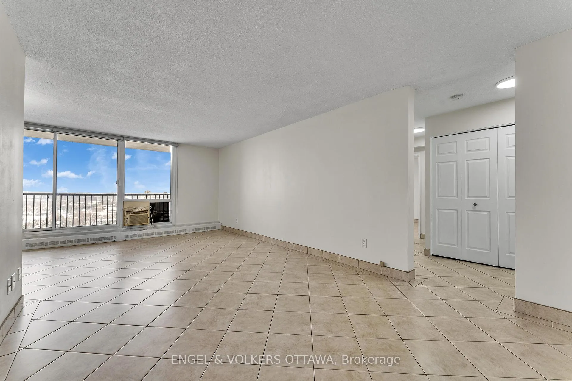 Photo 4 of Unit 2002, 665 Bathgate Drive, Ottawa, Carson Meadows — HOMEH