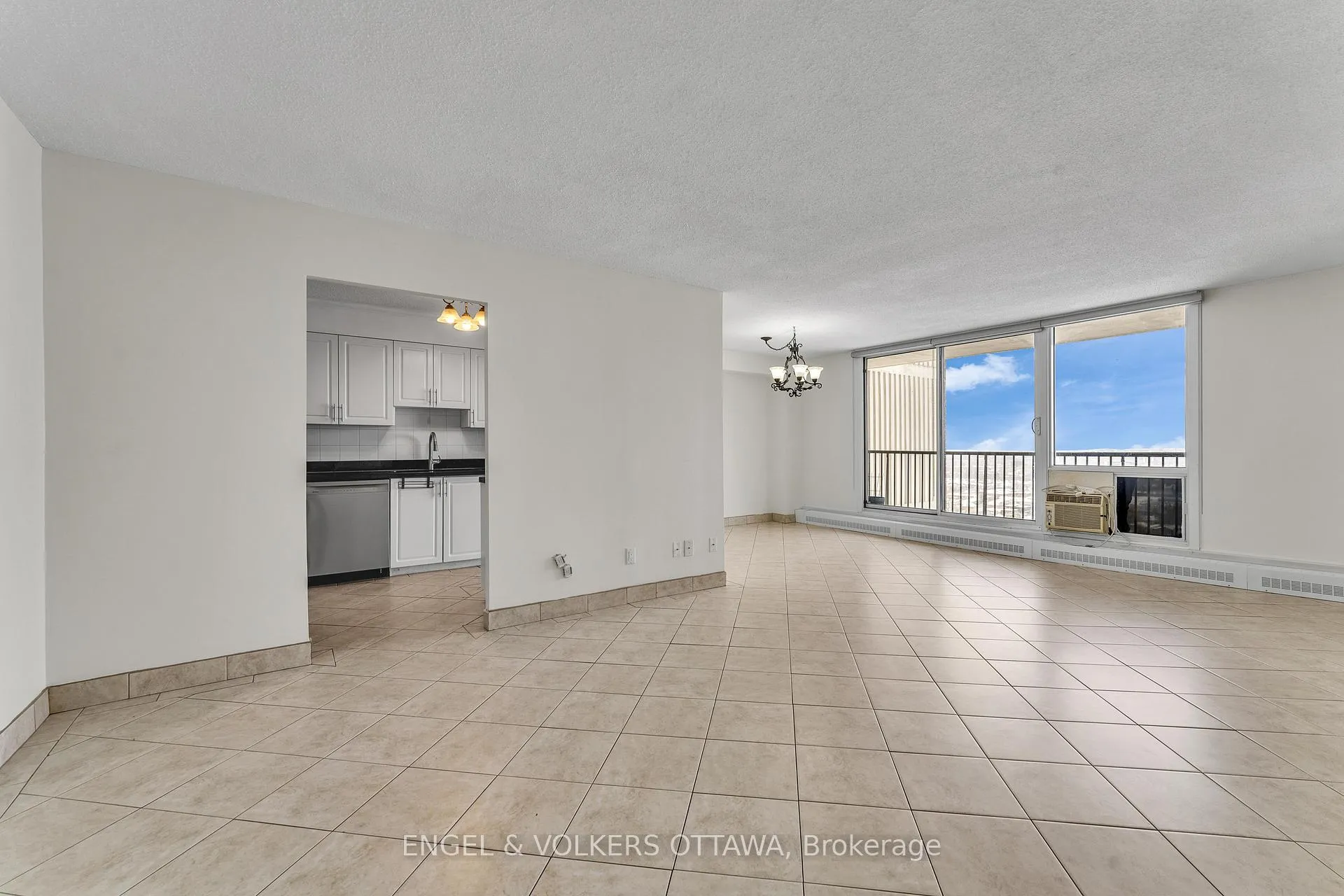 Photo 3 of Unit 2002, 665 Bathgate Drive, Ottawa, Carson Meadows — HOMEH
