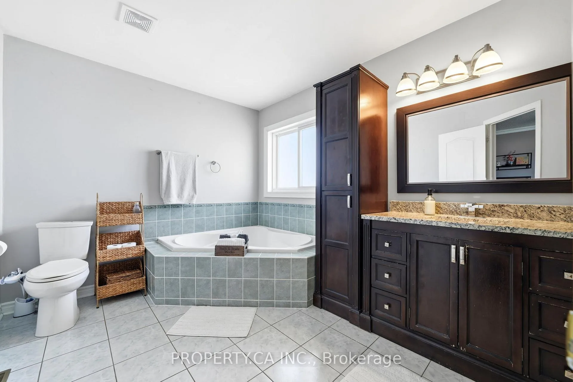 Photo 17 of 72 Beaverbrook Crescent, Vaughan, Rural Vaughan — HOMEH