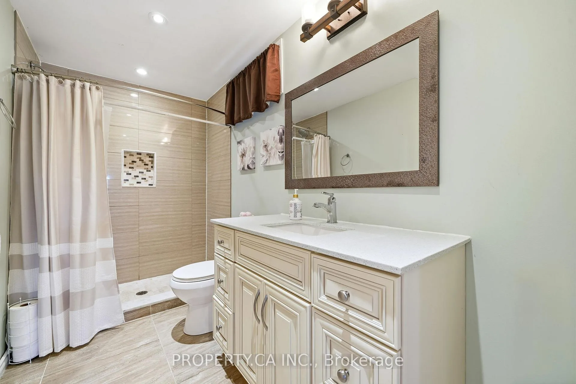 Photo 32 of 72 Beaverbrook Crescent, Vaughan, Rural Vaughan — HOMEH