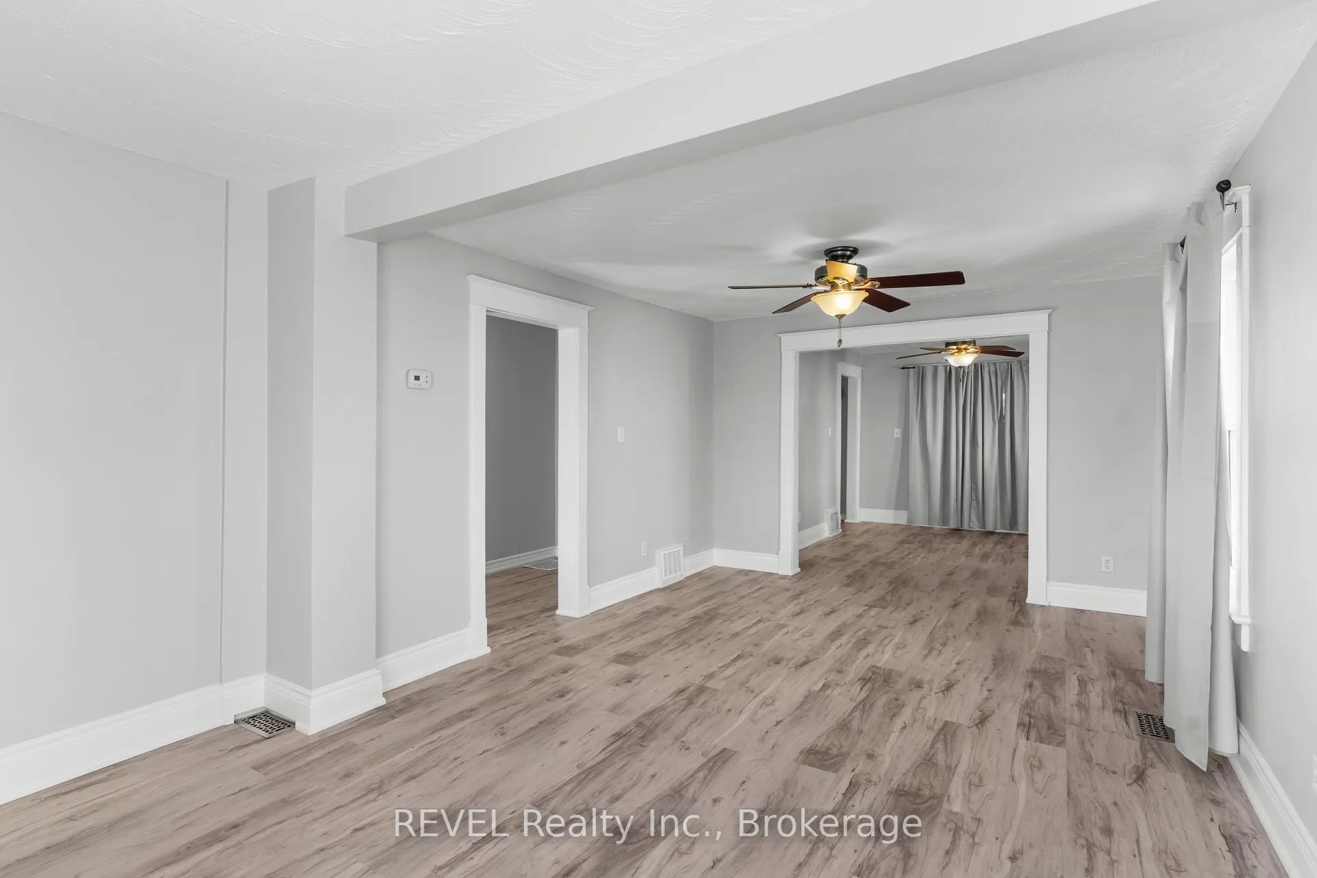 Photo 3 of 5679 Desson Avenue, Niagara Falls, Clifton Hill — HOMEH