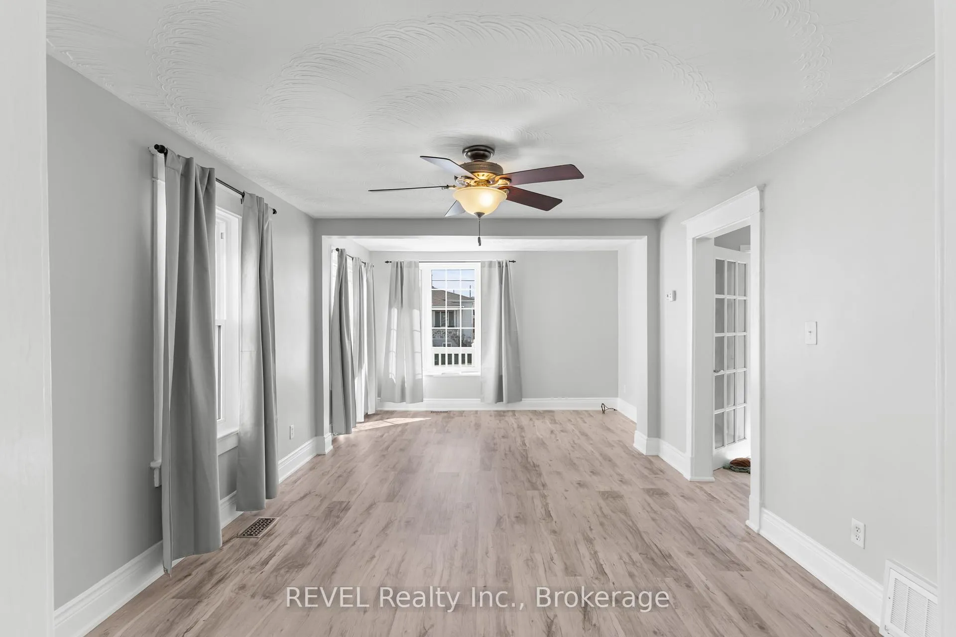Photo 4 of 5679 Desson Avenue, Niagara Falls, Clifton Hill — HOMEH