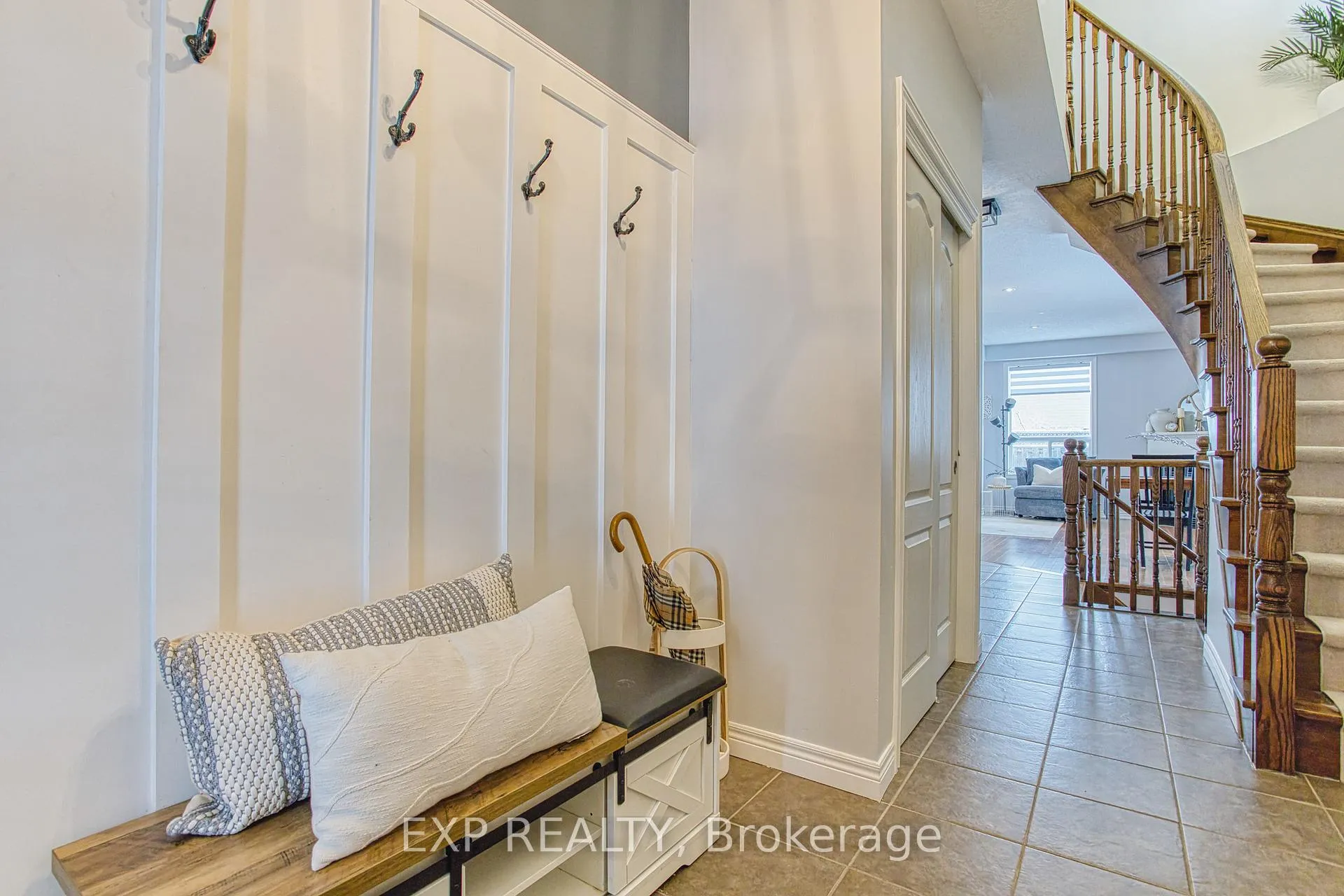 Photo 4 of 114 Marina Point Crescent, Hamilton, Winona Park — HOMEH