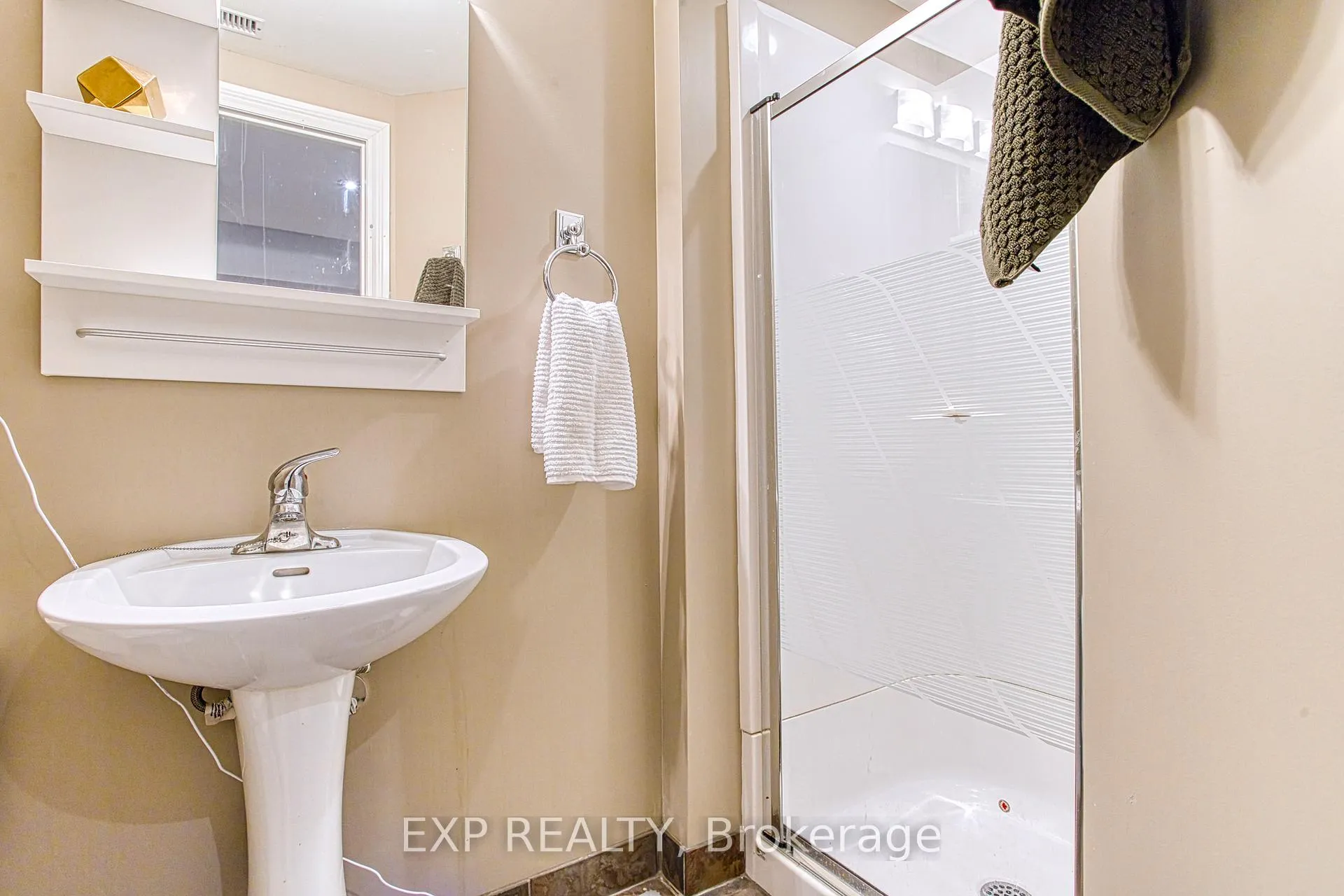 Photo 33 of 114 Marina Point Crescent, Hamilton, Winona Park — HOMEH