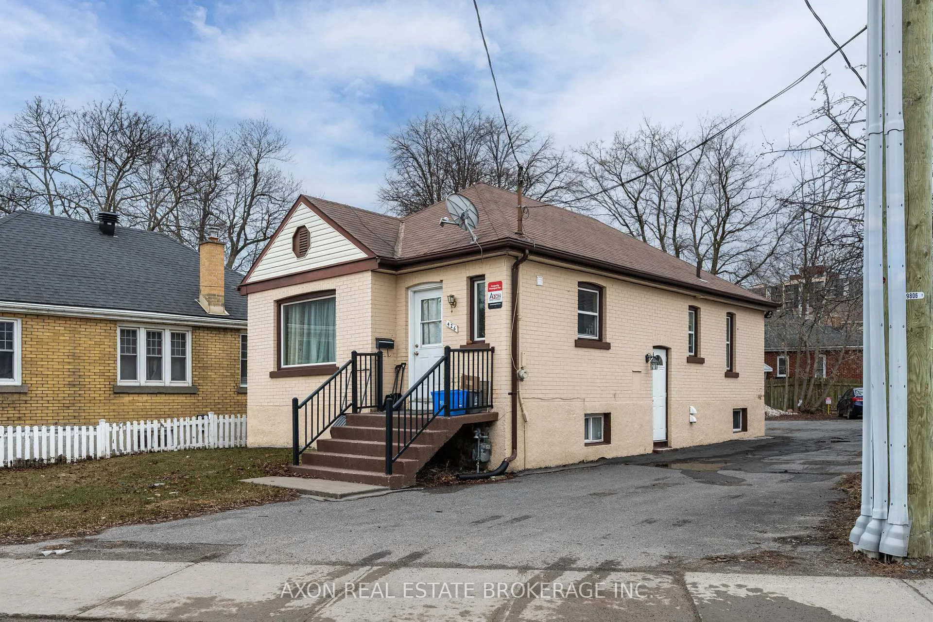 Front of 426 Macdonnell Street