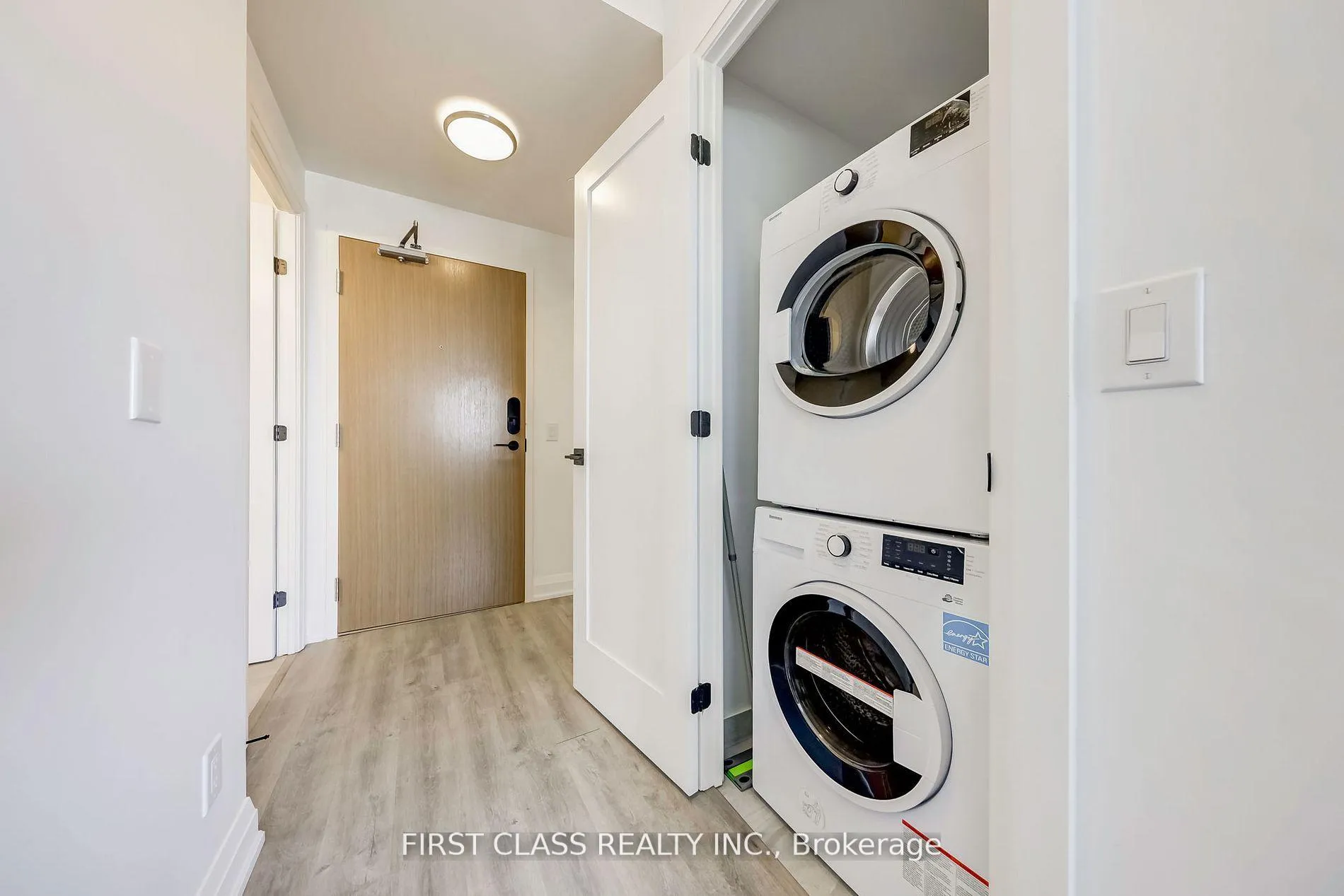 Photo 6 of Unit 904, 2369 Danforth Avenue, Toronto, East End-Danforth — HOMEH