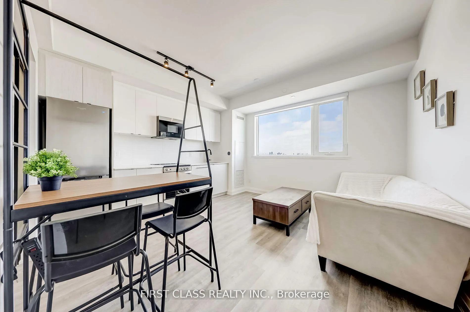 Photo 7 of Unit 904, 2369 Danforth Avenue, Toronto, East End-Danforth — HOMEH