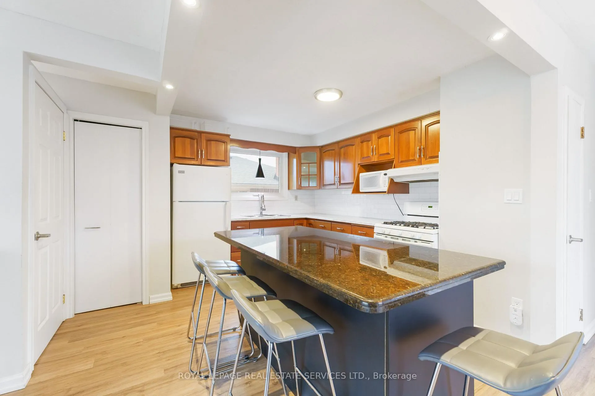 Photo 10 of Unit Main, 517 Mohawk Road W, Hamilton, Gilbert — HOMEH