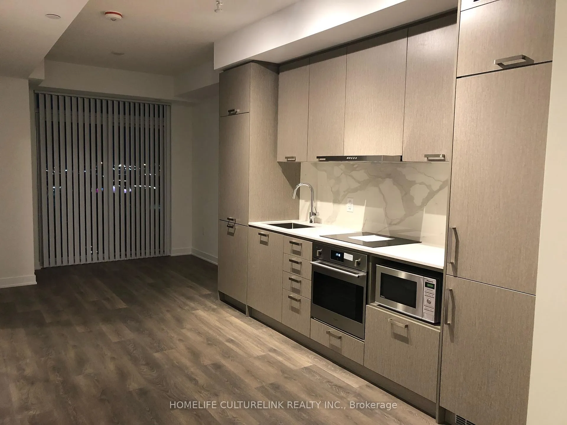 Photo 2 of Unit 815, 10 Honeycrisp Crescent, Vaughan, Vaughan Corporate Centre — HOMEH