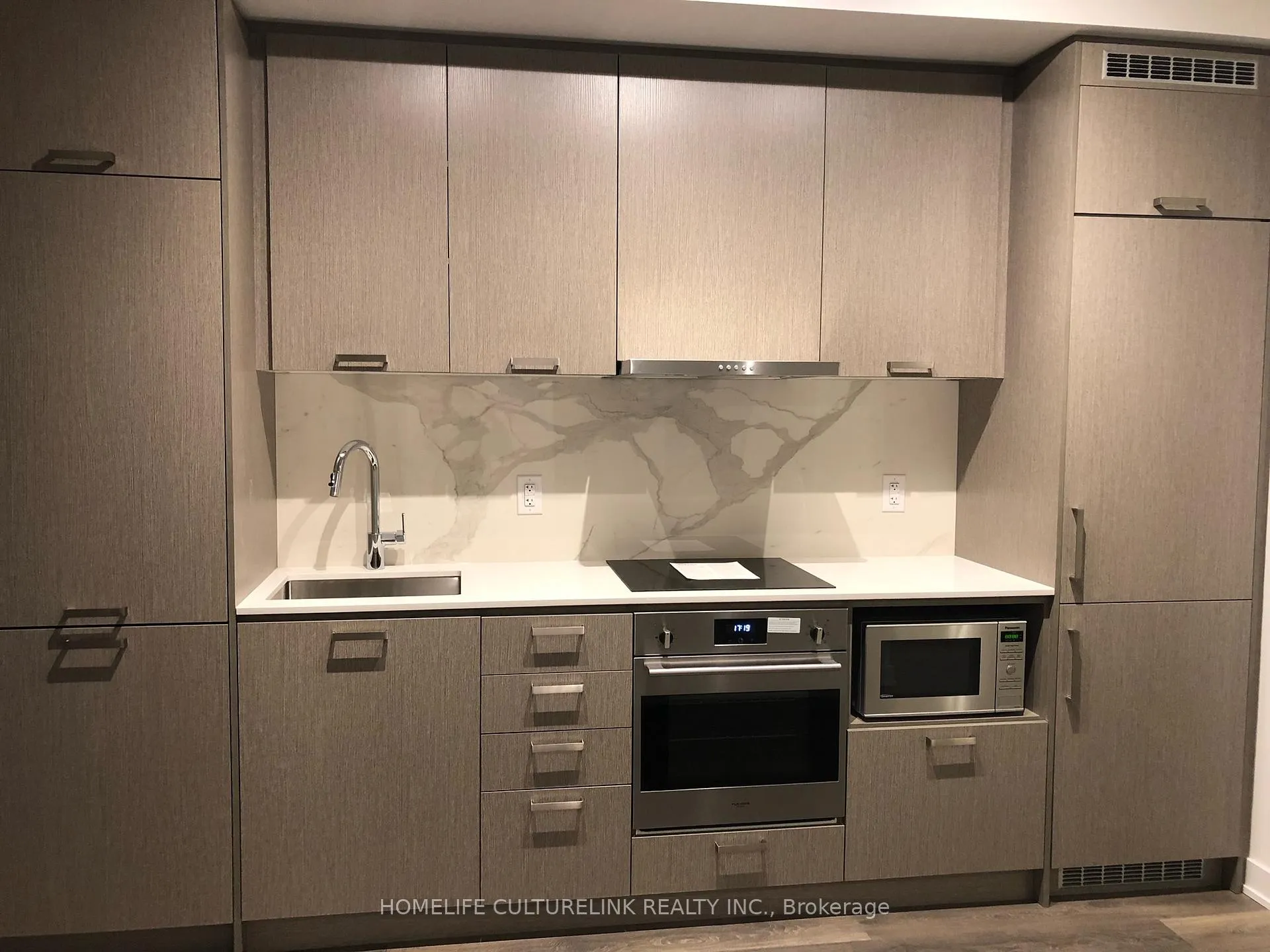 Photo 3 of Unit 815, 10 Honeycrisp Crescent, Vaughan, Vaughan Corporate Centre — HOMEH