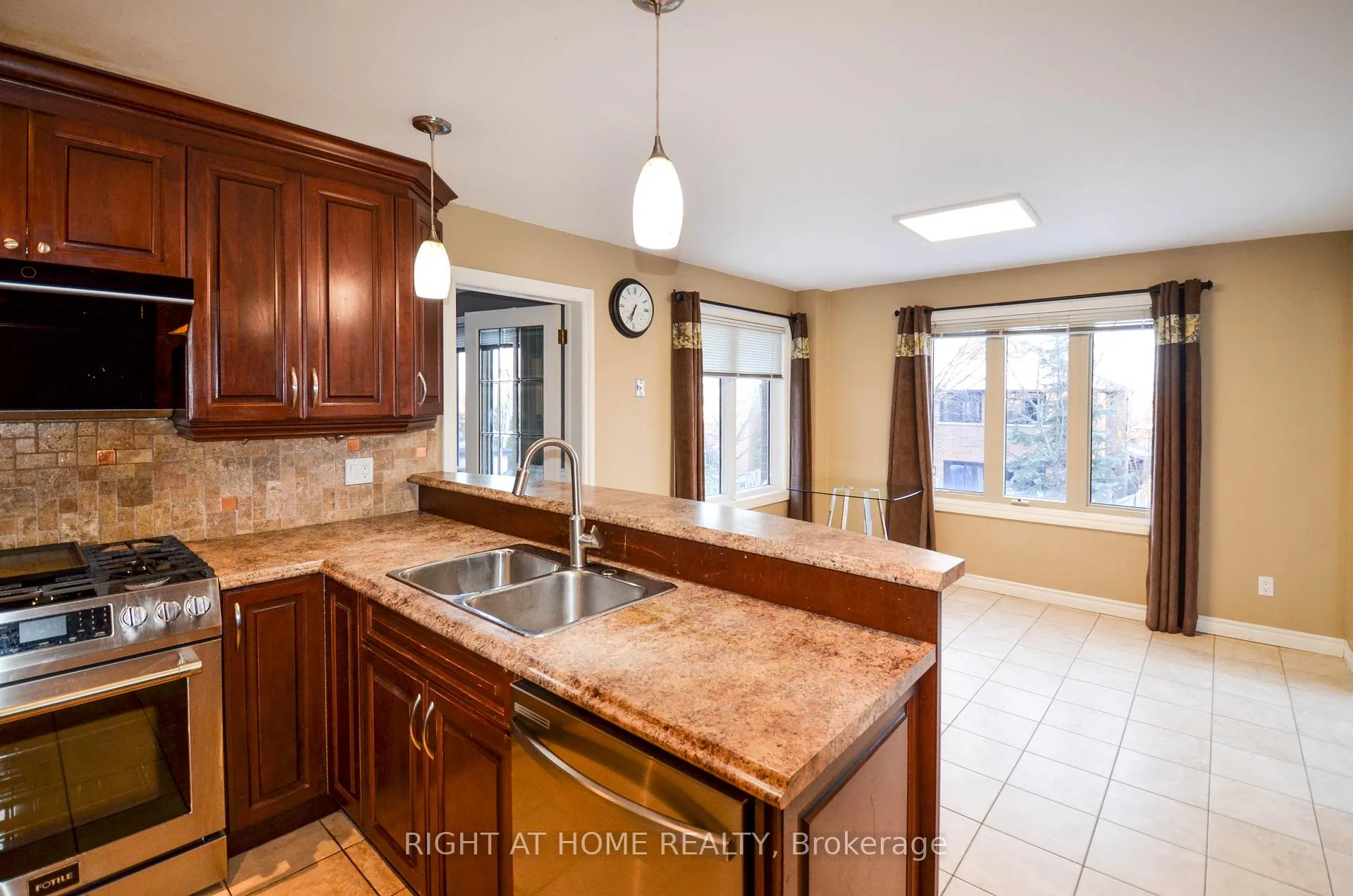 Photo 6 of 19 Willowbrook Drive, Whitby, Pringle Creek — HOMEH