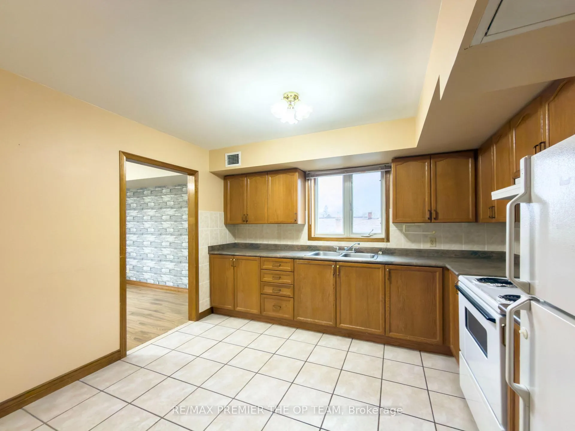 Photo 5 of Unit 4, 2311 Major Mackenzie Drive W, Vaughan, Maple — HOMEH
