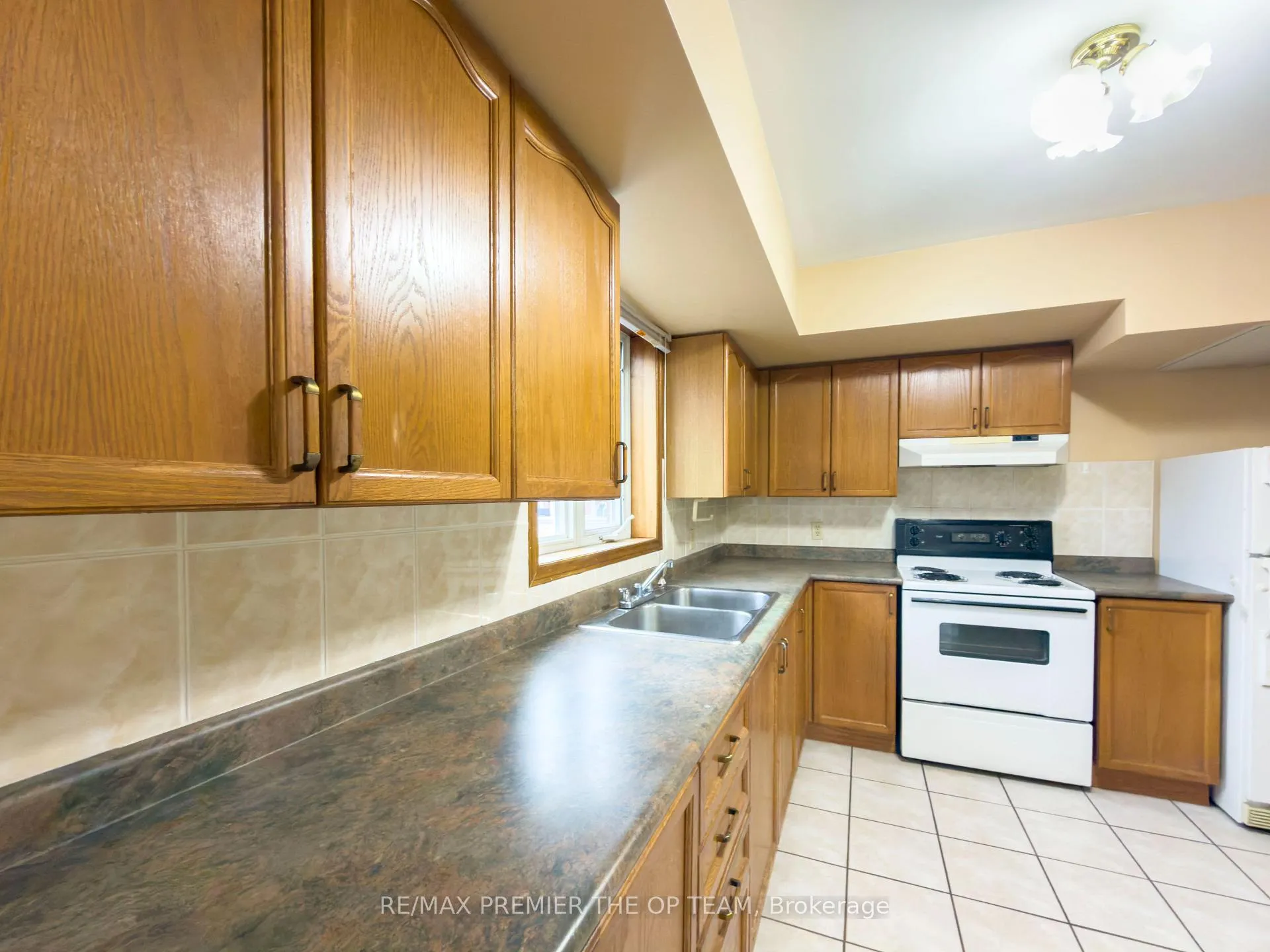 Photo 6 of Unit 4, 2311 Major Mackenzie Drive W, Vaughan, Maple — HOMEH