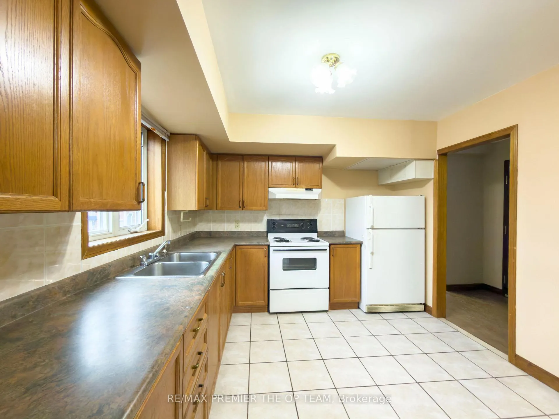 Photo 7 of Unit 4, 2311 Major Mackenzie Drive W, Vaughan, Maple — HOMEH
