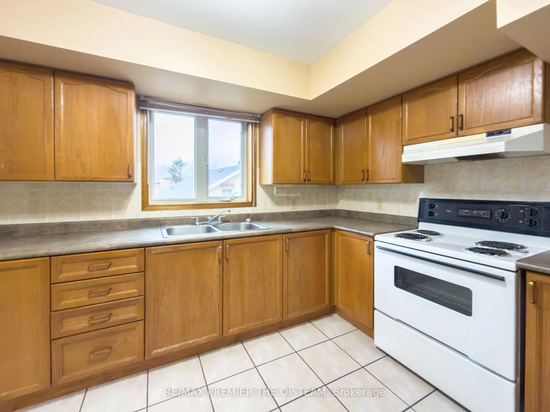 Photo 8 of Unit 4, 2311 Major Mackenzie Drive W, Vaughan, Maple — HOMEH