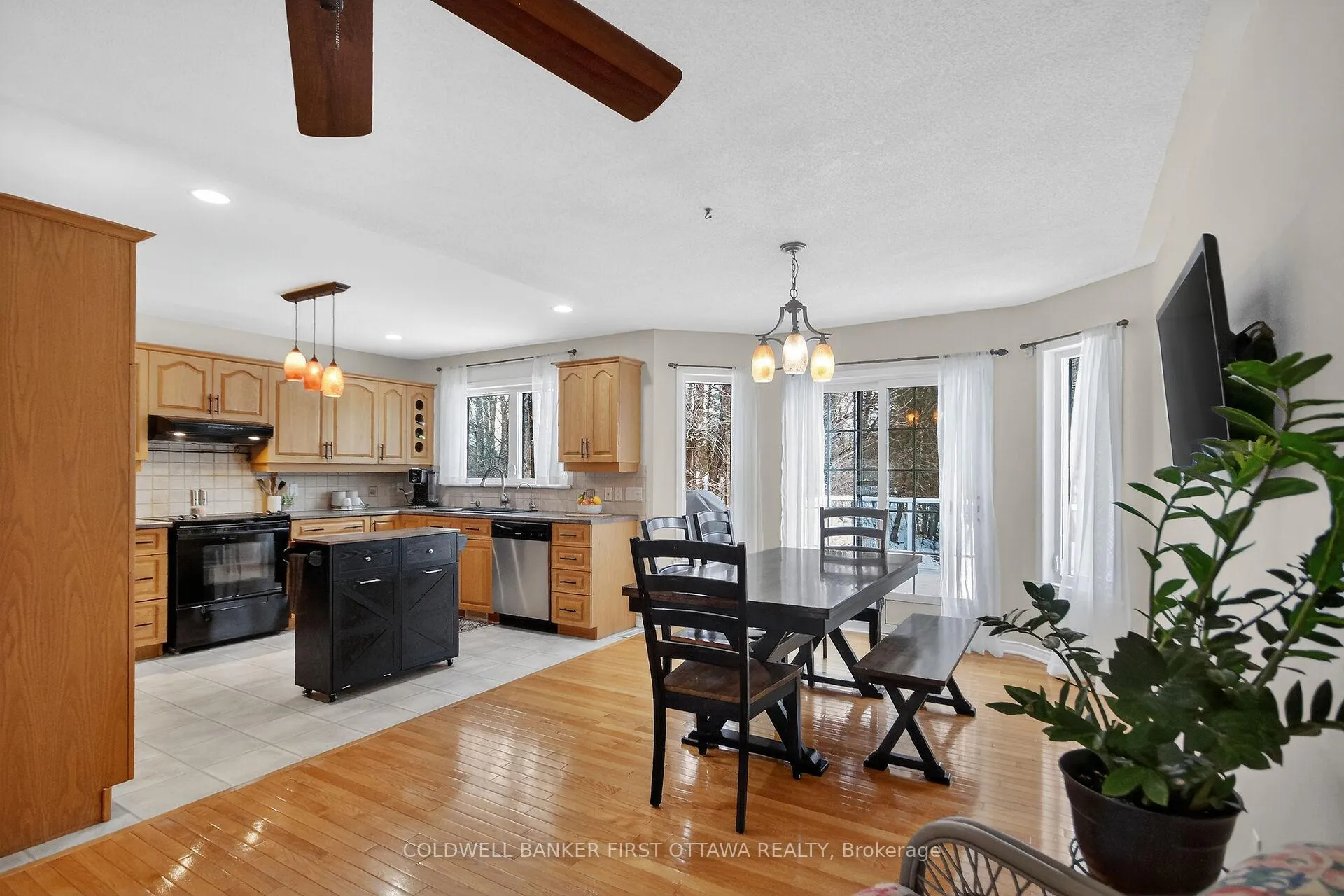 Photo 10 of 2960 Ernside Crescent, Ottawa, Cumberland Estates — HOMEH